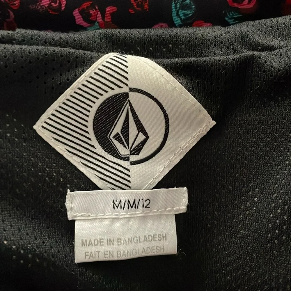 ♥️Volcom♥️Enemy Lines lightweight, Rose print jacket size (M)